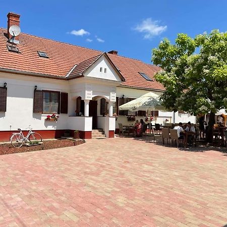 Noble'S Panzio Es Etterem Bed & Breakfast Nemesnép Eksteriør bilde