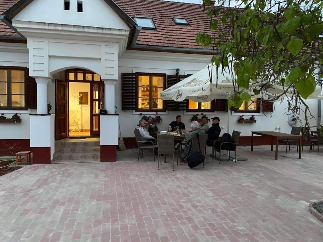 Noble'S Panzio Es Etterem Bed & Breakfast Nemesnép Eksteriør bilde