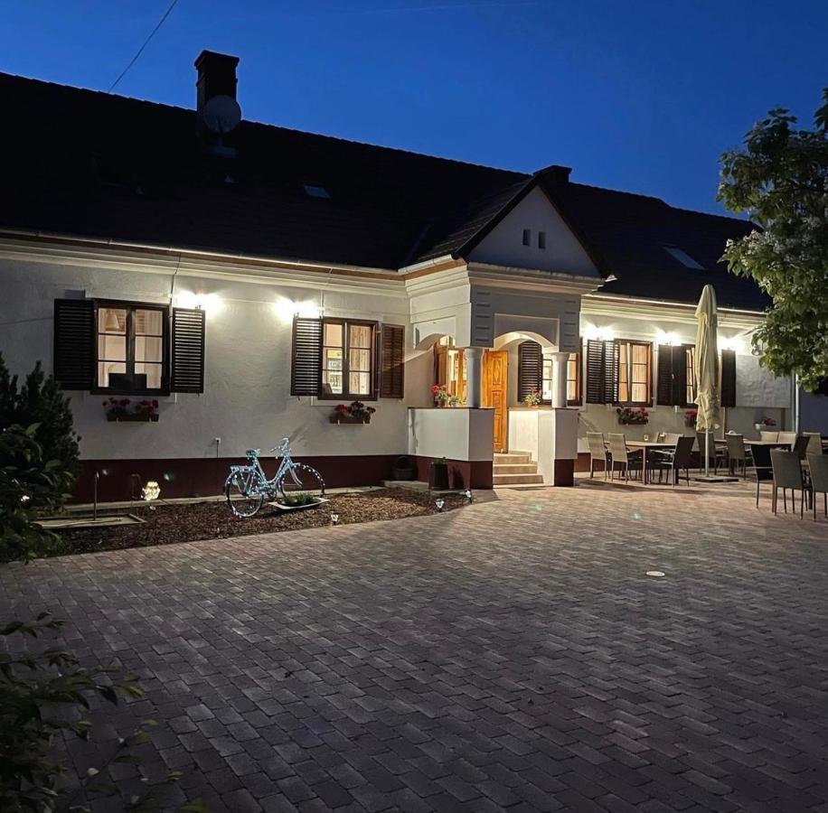 Noble'S Panzio Es Etterem Bed & Breakfast Nemesnép Eksteriør bilde