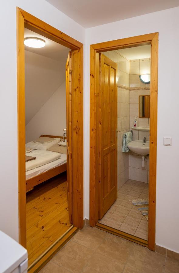 Noble'S Panzio Es Etterem Bed & Breakfast Nemesnép Eksteriør bilde